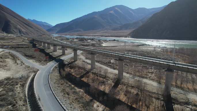 拉林铁路HXD1D牵引客列驶出藏嘎隧道
