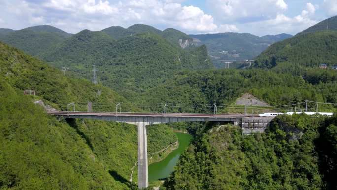 大山里高架铁路高铁火车行驶