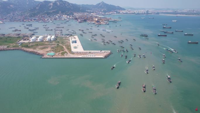 航拍山东荣成石岛开渔万船齐发场景