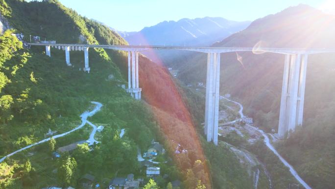 大山里的高架桥公路