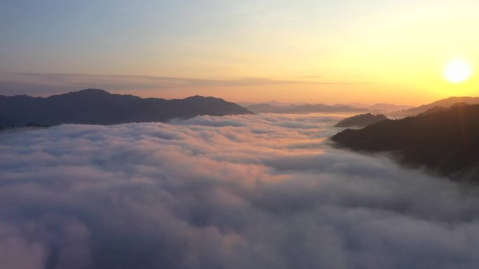 航拍云雾缭绕下的贵州山区村落