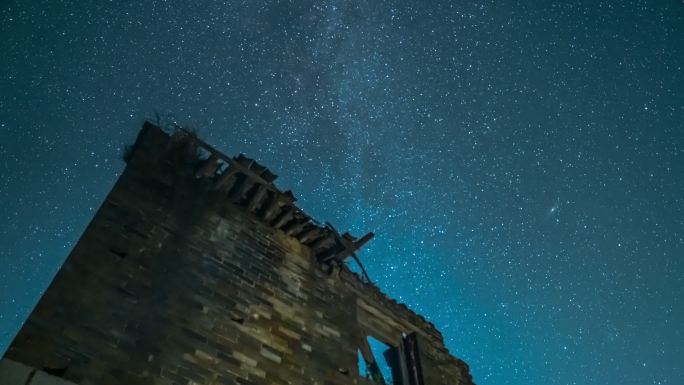 夜晚星空延时前景屋檐古庙