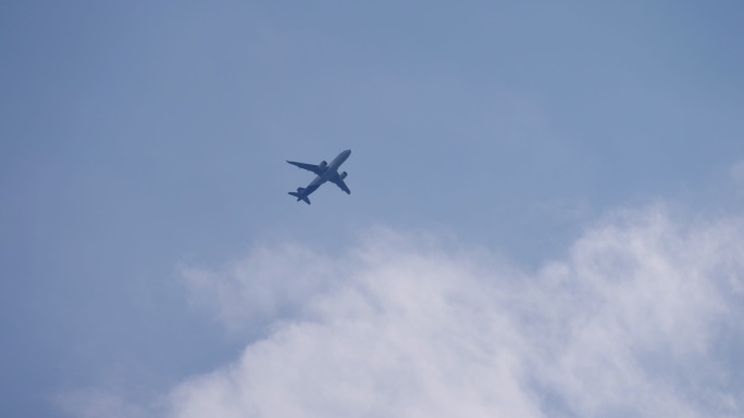 飞机贴着云层飞行
