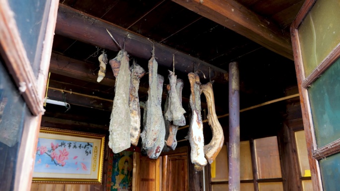 村庄木屋里挂着熏腊肉