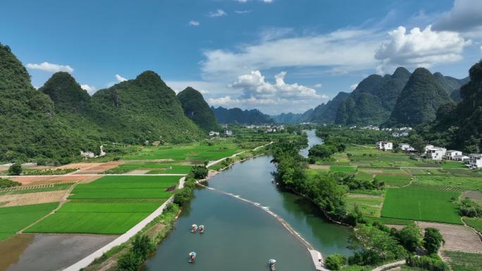 夏季蓝天白云阳光下阳朔遇龙河上漂流的竹筏