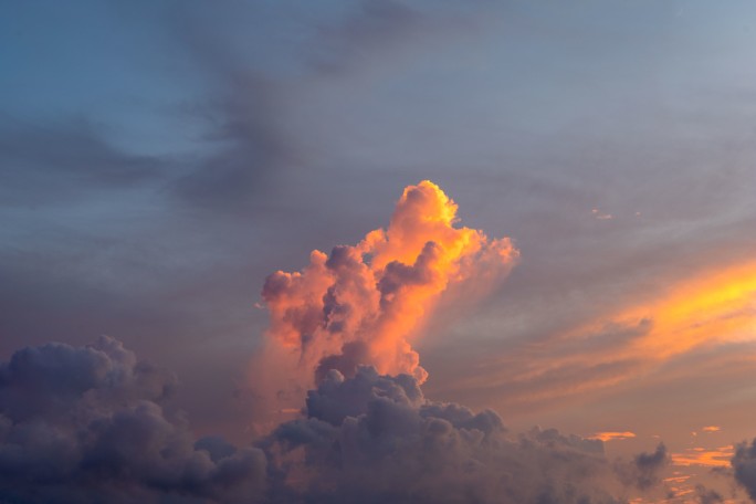 晴朗的天空中晚霞和火烧云