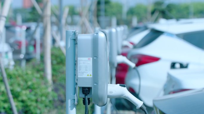 比亚迪新能源汽车 一排充电桩充电
