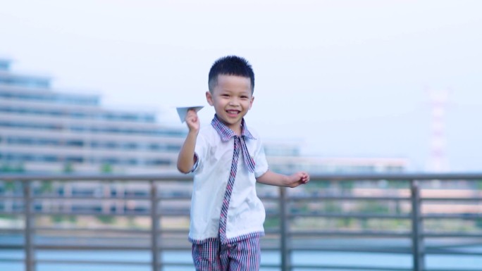 小男孩放飞梦想的纸飞机