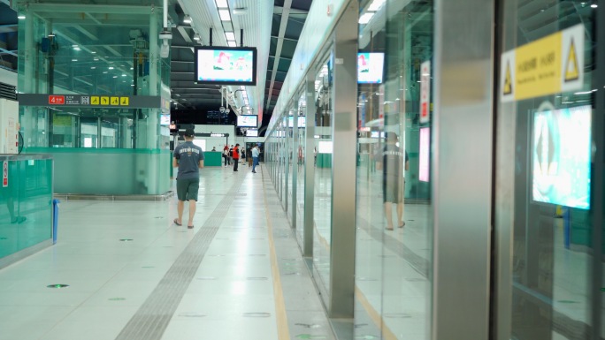 地铁站台 地铁关门驶出站台