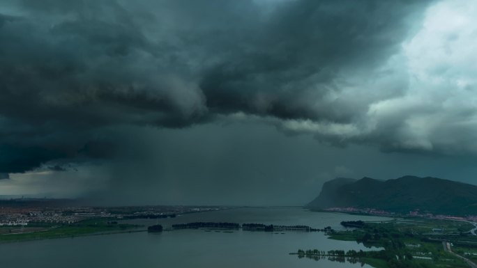 黑云压城暴雨实拍