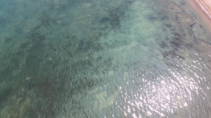 航拍波光粼粼的水面 青海湖