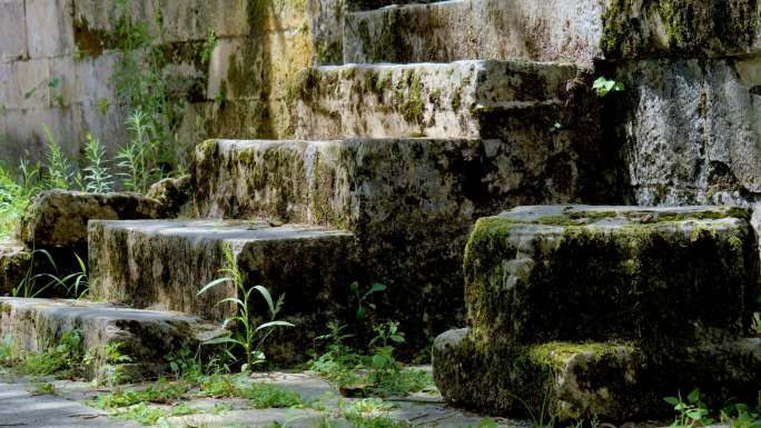 古石台阶的岁月痕迹