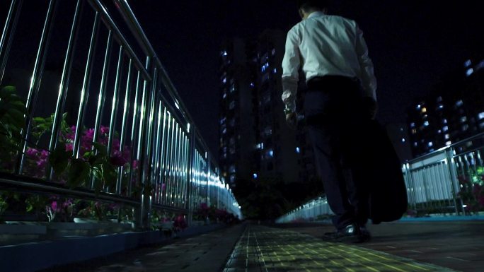 城市夜晚-孤独失落的男人走在路上