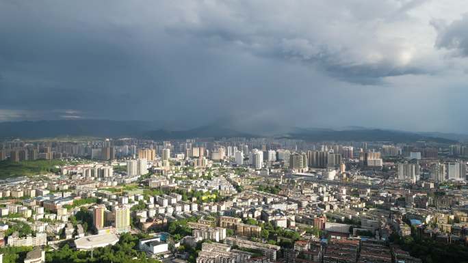 航拍城市暴雨来临 (4)