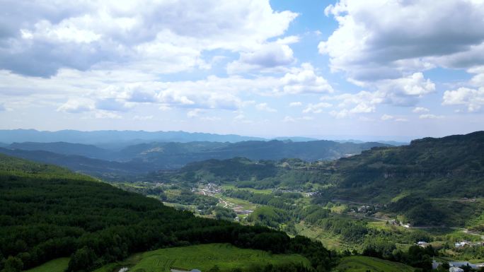 大山里的乡镇村庄航拍