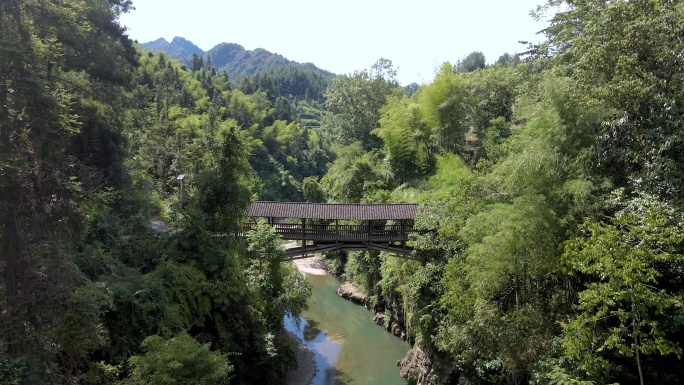 峡谷中间的风雨桥航拍