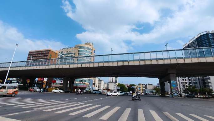 城市道路汽车行人蓝天白云空镜