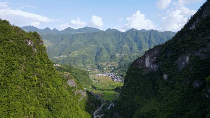 大山深处里的村庄航拍