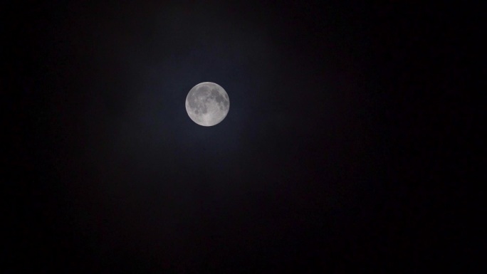 云海中的满月