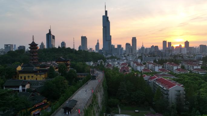 夕阳下的南京明城墙和紫峰大厦