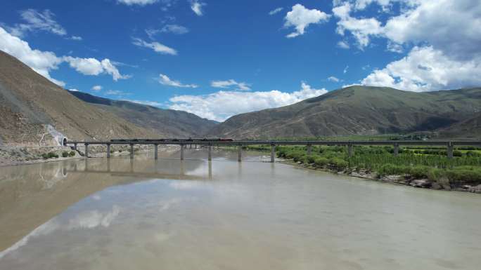 和谐D1D牵引客列跨过雅鲁藏布江绒乡大桥