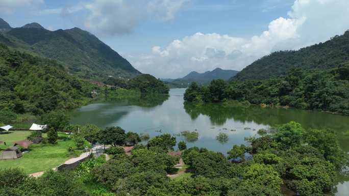 广州从化水库边草坪帐篷营地航拍延时云涌