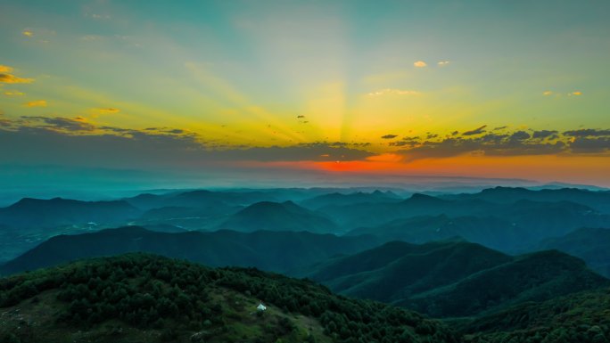 航拍延时日出光照大山01