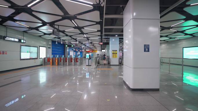 疫情下空荡荡的深圳地铁