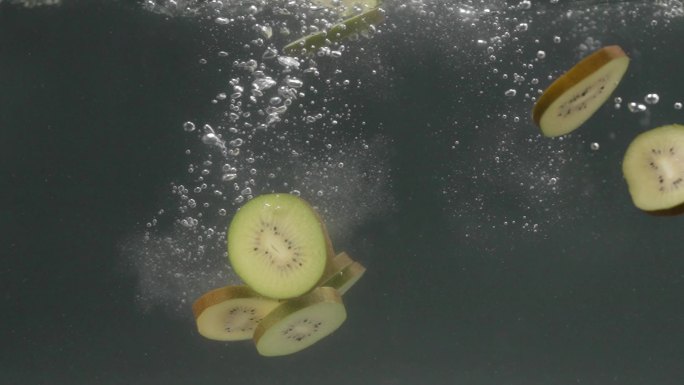 掉到水里的猕猴桃果片慢镜头