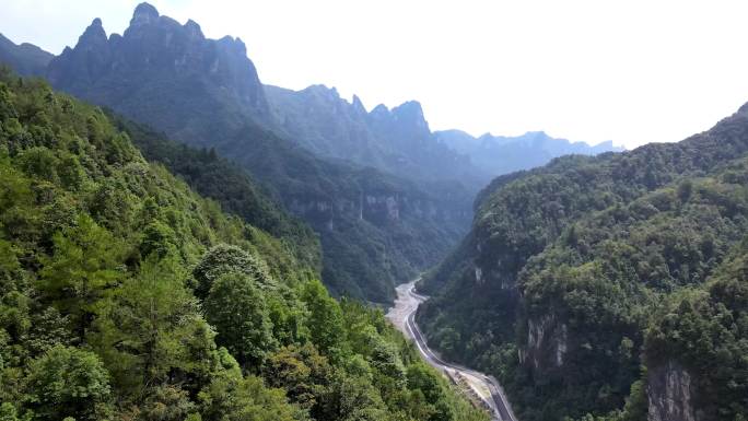 大山深处的小路航拍