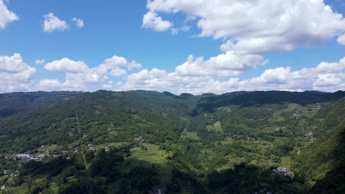 大山深处的村庄航拍