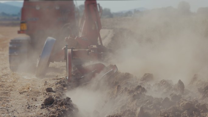 意大利农业：拖拉机在旱地耕作