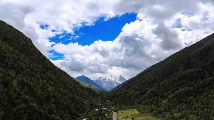 丹巴雅拉雪山峡谷蓝天云舒云卷云朵翻腾延时