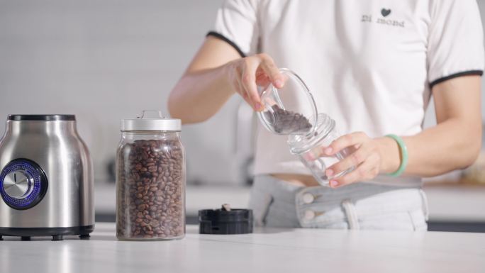 4k榨汁机搅拌机草莓芒果咖啡豆实拍