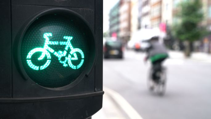 带有自行车图标的绿色交通灯
