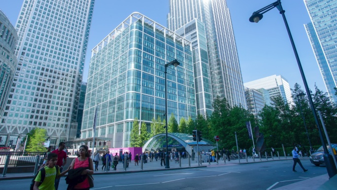 英国伦敦，工人们在摩天大楼办公大楼中的延时平移
