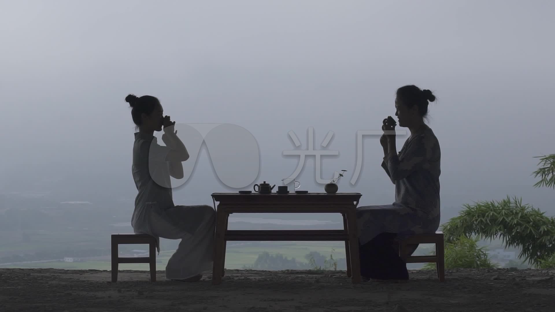 两位朋友在茶馆喝茶聊天-蓝牛仔影像-中国原创广告影像素材