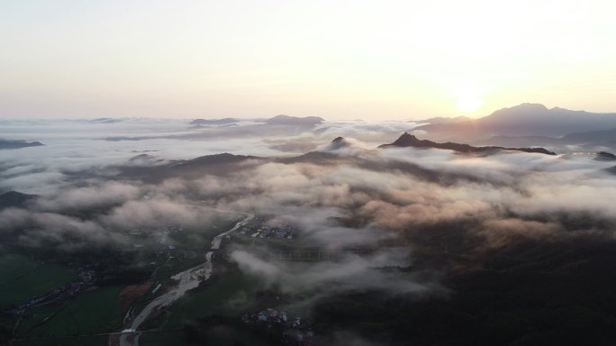 山间乡村日出云海