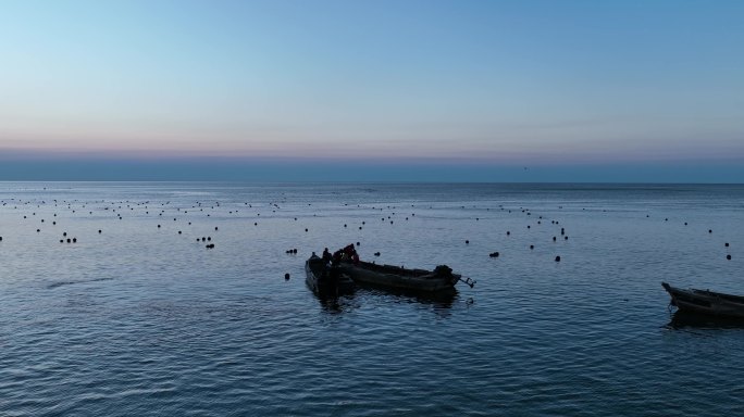 清晨渔民出海 海岸风光