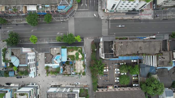 俯瞰城市小区街道寥寥无几车流