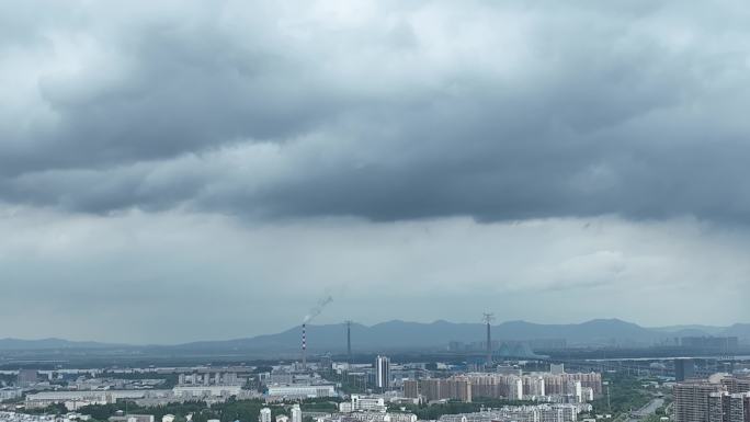 城市上空乌云密布