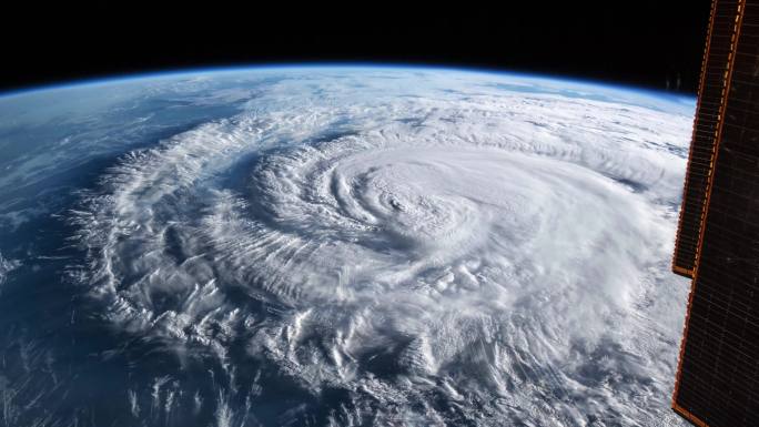 2018年9月14日，国际空间站拍摄的飓风佛罗伦萨在北卡罗来纳州莱特斯维尔海滩附近登陆时的一级风暴