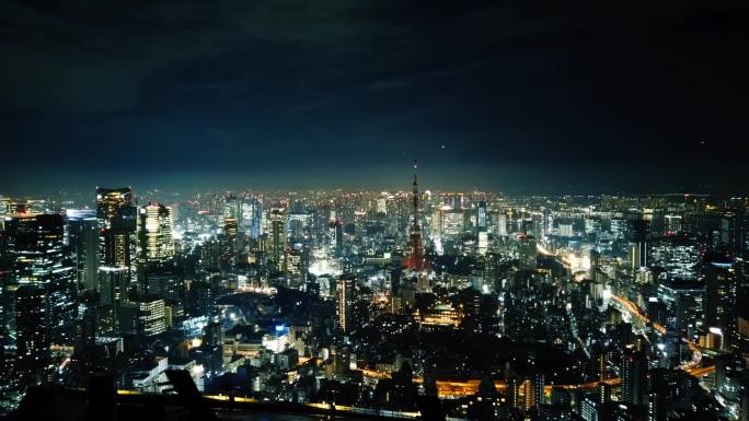 俯瞰东京夜景的延时摄影，东京塔从熄灭到亮红色的过程