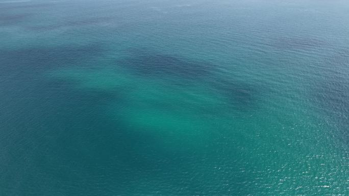 云雾飘过的海平面