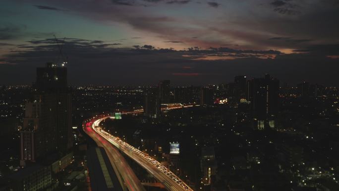 日夜城市景观。时间落差。