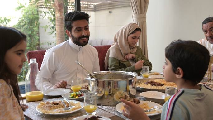 多代沙特家庭享用午餐