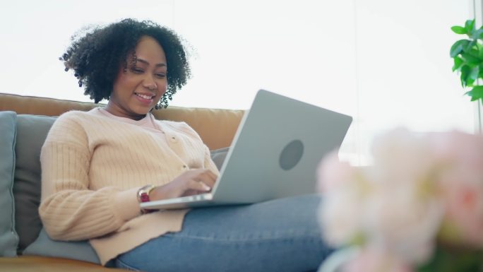 黑人妇女在线学习或在家工作。
