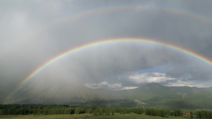 新疆喀纳斯村雨后双彩虹