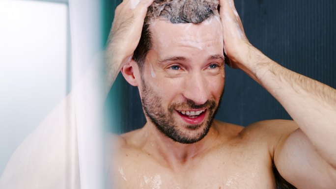 洗澡的男人产品广告片拍摄镜头洗澡洗头