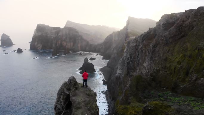 徒步旅行者站在山顶的鸟瞰图